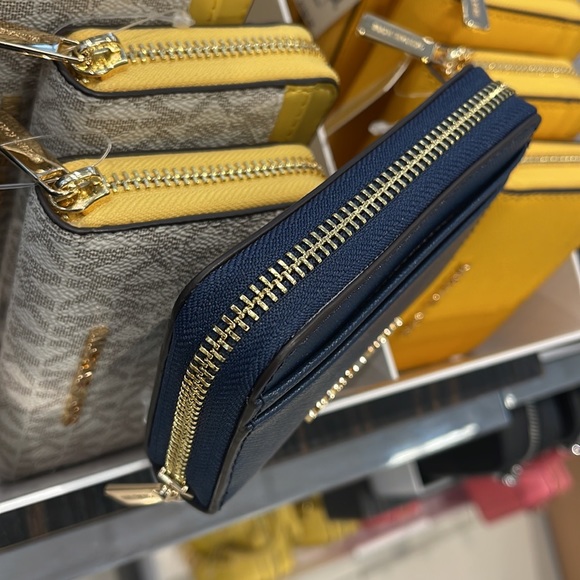 Michael Kors Jet Set Travel Medium Zip Around Card Case 
Color: Navy 
NWT - Picture 3 of 16